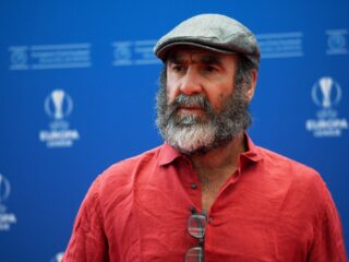 'Éric Cantona is een podiumdier. Hij kijkt iedereen aan, sluipt over het toneel'