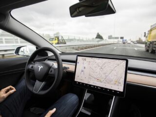 Is het strafbaar om je smartwatch of navigatie te bedienen achter het stuur?