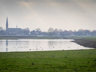 Buitendijks bouwen wordt afgeraden. Toch heeft gemeente Buren plannen voor vakantieparken in uiterwaarden