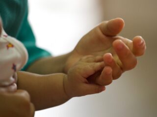 Ook lopende adoptieprocedures moeten nú stoppen