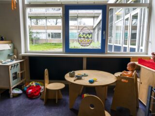 Veel kinderdagverblijven bieden app aan om in contact te blijven met kind: 'Zorgelijk'