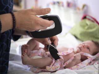 Nederlandse kraamzorg wankelt door tekort aan 2000 kraamverzorgers