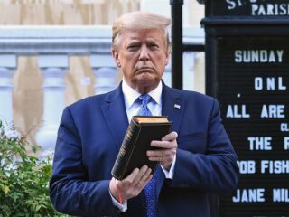 Donald Trump wordt bijbelverkoper