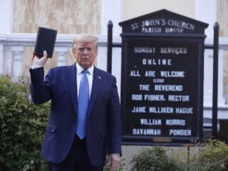 'Leiders als Trump en Poetin dwepen met religie, maar het maakt ze geen lor uit'