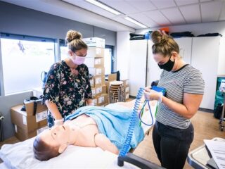 Stand.nl: 'Zorgopleidingen moeten gratis worden'