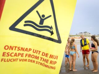 Leon werd de zee in gesleurd en verdronk bijna. 'Het was doodeng'