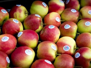 Juist bespoten groenten en fruit moeten een apart label krijgen