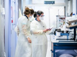 Stand.nl: 'Het is een goed idee als familieleden meehelpen in het ziekenhuis'