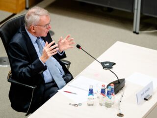 22 procent bezuinigen op ambtenaren onmogelijk, volgens oud-topambtenaar