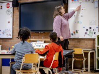 Dekolonisatie onderwijs Zuidoost: 'Scholen moeten midden in de wereld staan'