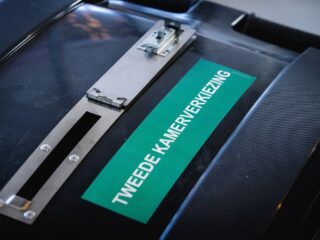 Wonen in een vakantiehuis en AOW naar 65, hoe realistisch zijn verkiezingsbeloftes?