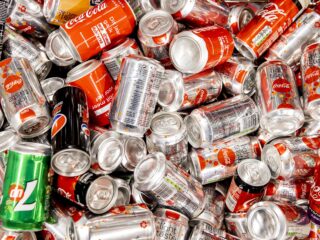 Helft van de jongeren krijgt negentig suikerklontjes per week binnen via frisdrank: 'Goede dikmaker'