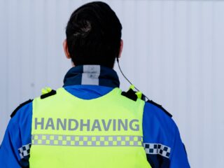 Discussie over religieuze symbolen bij boa's: neutraliteit of vrijheid van geloof?