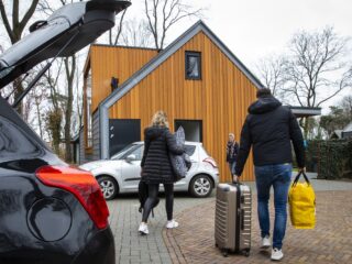 Hoge inkomens houden dit jaar minder vakantiegeld over