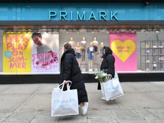Duurzame mode-activiste strijdt tegen greenwashing van merken als Zara en Primark