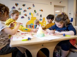 Stand.nl: 'Kinderen die naar de crèche gaan moeten gevaccineerd zijn'