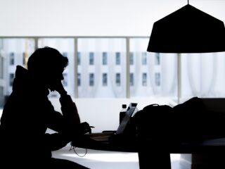 Campagne #effeinchecken moet studenten helpen met zomer-eenzaamheid