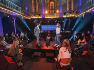 Vijftien jaar College Tour: Rutte krijgt aanzoek, een tiener met Nobelprijs en een geestelijk leider in verwarring