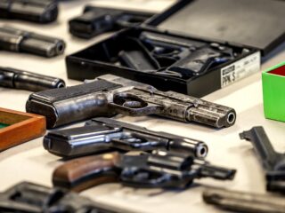 Hoe makkelijk kom je aan vuurwapens in Nederland? 'Binnen vijf minuten had ik websites gevonden waar ik een AK-47 in mijn mandje kon stoppen'