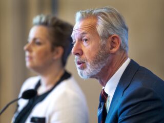 Oud-burgemeester Onno Hoes: 'Wethouders moeten met de poten in de klei staan'