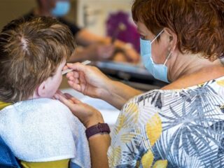 Moeder van meervoudig beperkte David (16): 'Je moet blijven bewijzen dat hij zorg nodig heeft'