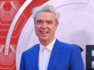Muzikant David Byrne (73) staat voor uitverkochte zalen: wat maakt hem zó goed?