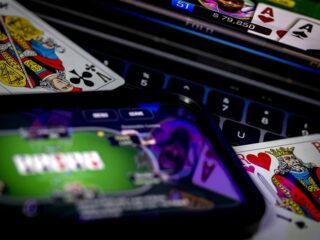 Opa sleept gokbedrijf voor rechter omdat kleinzoon half miljoen vergokte