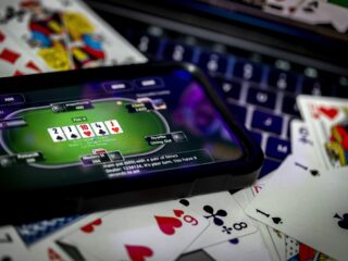 'Leg de trukendoos van goksites aan banden'