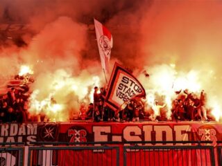 Stand.nl: 'Rellende Ajaxhooligans verdienen een levenslang stadionverbod'