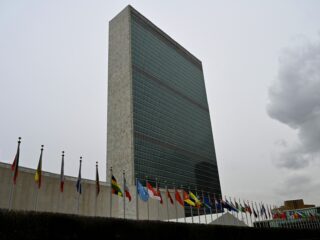 Voormalig NAVO-kabinetschef: sluiten ambassades heeft consequenties voor Nederlandse invloed op wereldtoneel