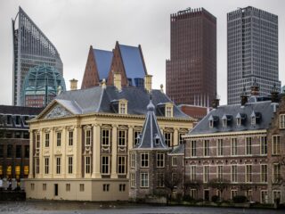 Aantal ambtenaren moet binnen tien jaar met 25 duizend dalen: 'Klinkt goed, maar plan ontbreekt'
