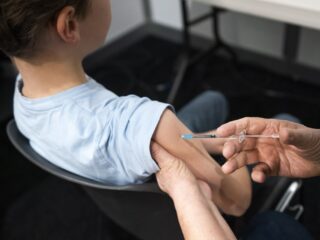 Vaccinatiegraad daalt sterk in grote steden: Den Haag doet oproep aan ouders