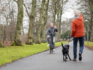 Maak jij weleens een praatje met een onbekende? 'Een beetje ongemak is helemaal niet erg'