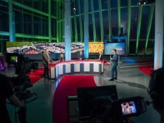 Podcast De Dag: achter de schermen bij verkiezingsdebatten