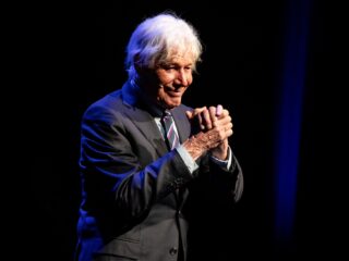 Cabaretier Paul van Vliet overleden, luister Nooit Meer Slapen met Van Vliet terug