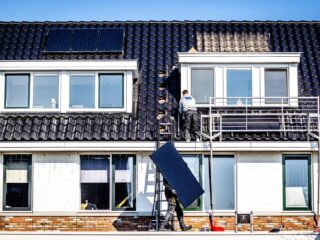 In 2027 leveren zonnepanelen minder op dan vroeger door afschaffen salderingsregeling: eigenaren boos