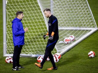 Keeperstrainer Frans Hoek had Brentford 'meer dan twee uur lang' aan de lijn over Flekken