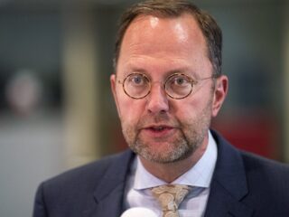 Bestuursvoorzitter COA: 'Kan niet garanderen dat er geen mensen in het gras moeten slapen'