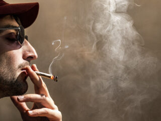 Van een feestje naar een gewoonte: wanneer wordt drugsgebruik een probleem?