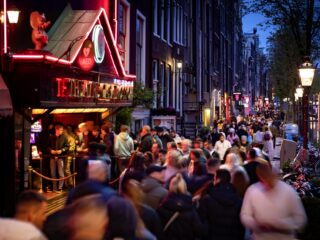 Heimwee naar Bureau Warmoesstraat: ‘Je zat midden in de rosse buurt tussen de vervelende en leuke mensen’