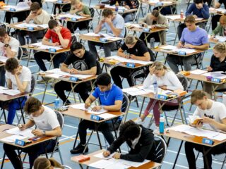 Verplicht een voldoende voor Nederlands? 'Middelbare scholieren komen in de problemen'