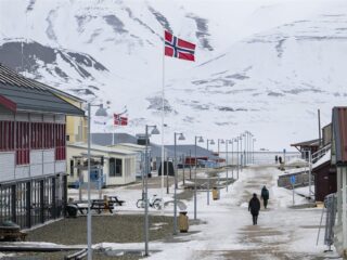 Op Spitsbergen trekt het ijs weg en komen de Russen juist dichterbij