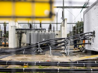 Overvol stroomnet zorgt voor stress bij wachtende ondernemer Marc: krijgt hij op tijd stroom?