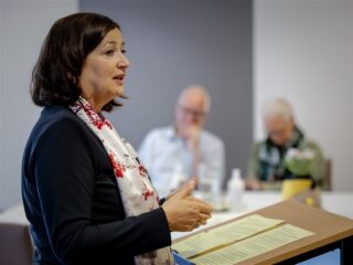 Meer druk op mantelzorgers in de toekomst. Minister: 'zware boodschap'