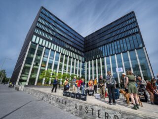 Reclame Code Commissie krijgt 'ontzettend veel klachten' over loze duurzaamheidsclaims: 'Vliegen één keer per jaar met biobrandstof'
