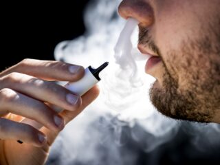 Plan voor rookvrije generatie gaat voorlopig in rook op: bijna helft van jongeren rookt of vapet