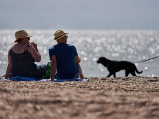 Waarom houden we zo vast aan monogamie?