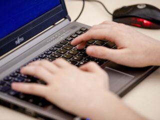 De coronacrisis heeft de journalistiek veranderd: 'Waar zijn de echte journalisten gebleven?'