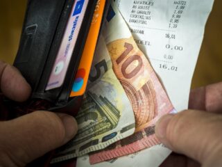 Waarom we moeten stoppen met geld als maatstaaf voor een gelukkig leven