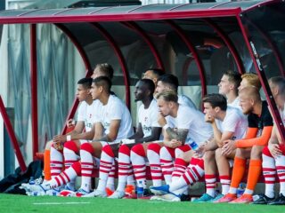 Deze voetbalclub zet alles op alles om het hoofd boven water te houden